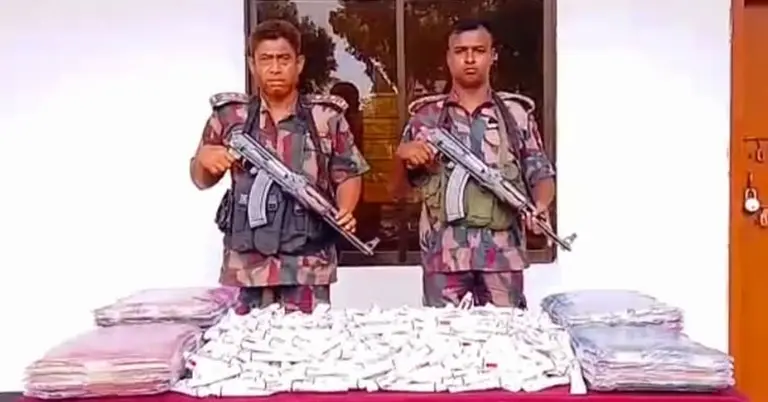 জব্দকৃত পণ্যসহ বিজিবি সদস্যরা